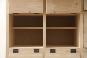パタパタ扉のマス目棚を新規製作!上段は3×3のマス目に、下段は大容量の引き出しを設置。(収納棚、キャビネット、引き出し、戸棚、ロッカー)