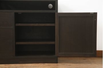 テレビ台を新規製作!オープンラックには配線用の穴開け加工、戸棚内部は可動式の棚板を設置。濃い茶色で着色仕上げ。(サイドテーブル、サイドキャビネット、収納棚、引き出し)
