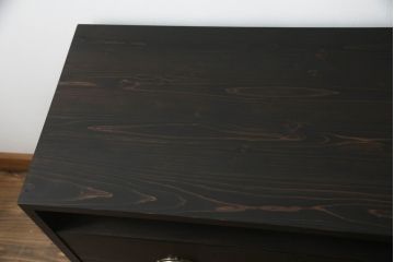 テレビ台を新規製作!オープンラックには配線用の穴開け加工、戸棚内部は可動式の棚板を設置。濃い茶色で着色仕上げ。(サイドテーブル、サイドキャビネット、収納棚、引き出し)