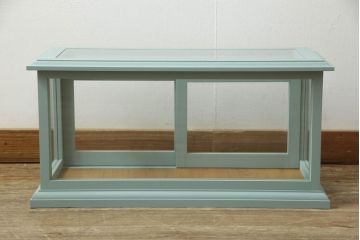 ガラスケースを新規製作!建具には真鍮の引手を取り付け、ブルーグレーでペイント仕上げ。(Gケース、ディスプレイケース、コレクションケース、ショーケース、飾り棚、陳列棚、店舗什器)