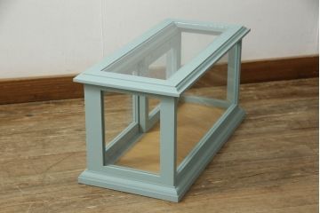 ガラスケースを新規製作!建具には真鍮の引手を取り付け、ブルーグレーでペイント仕上げ。(Gケース、ディスプレイケース、コレクションケース、ショーケース、飾り棚、陳列棚、店舗什器)