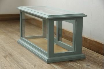 ガラスケースを新規製作!建具には真鍮の引手を取り付け、ブルーグレーでペイント仕上げ。(Gケース、ディスプレイケース、コレクションケース、ショーケース、飾り棚、陳列棚、店舗什器)