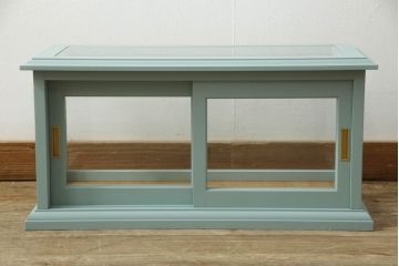 ガラスケースを新規製作!建具には真鍮の引手を取り付け、ブルーグレーでペイント仕上げ。(Gケース、ディスプレイケース、コレクションケース、ショーケース、飾り棚、陳列棚、店舗什器)