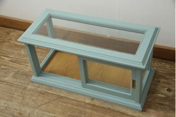 ガラスケースを新規製作!建具には真鍮の引手を取り付け、ブルーグレーでペイント仕上げ。(Gケース、ディスプレイケース、コレクションケース、ショーケース、飾り棚、陳列棚、店舗什器)