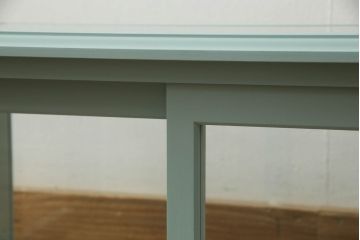 ガラスケースを新規製作!建具には真鍮の引手を取り付け、ブルーグレーでペイント仕上げ。(Gケース、ディスプレイケース、コレクションケース、ショーケース、飾り棚、陳列棚、店舗什器)