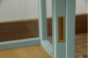 ガラスケースを新規製作!建具には真鍮の引手を取り付け、ブルーグレーでペイント仕上げ。(Gケース、ディスプレイケース、コレクションケース、ショーケース、飾り棚、陳列棚、店舗什器)