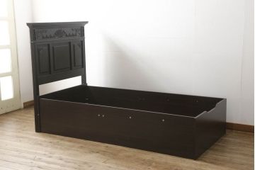 アンティーク風ヘッドボードを新規製作!オークとナラ材を使用し、お手持ちのベッドフレームにサイズを合わせ、ご希望の装飾やデザインを施し、濃い茶色に着色。(シングルベッド)