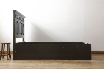 アンティーク風ヘッドボードを新規製作!オークとナラ材を使用し、お手持ちのベッドフレームにサイズを合わせ、ご希望の装飾やデザインを施し、濃い茶色に着色。(シングルベッド)