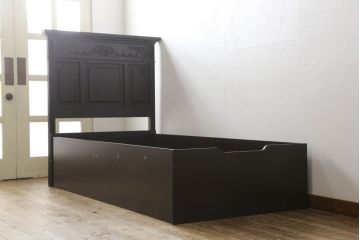 アンティーク風ヘッドボードを新規製作!オークとナラ材を使用し、お手持ちのベッドフレームにサイズを合わせ、ご希望の装飾やデザインを施し、濃い茶色に着色。(シングルベッド)