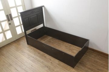 アンティーク風ヘッドボードを新規製作!オークとナラ材を使用し、お手持ちのベッドフレームにサイズを合わせ、ご希望の装飾やデザインを施し、濃い茶色に着色。(シングルベッド)