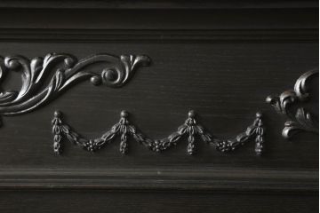 アンティーク風ヘッドボードを新規製作!オークとナラ材を使用し、お手持ちのベッドフレームにサイズを合わせ、ご希望の装飾やデザインを施し、濃い茶色に着色。(シングルベッド)