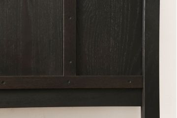 アンティーク風ヘッドボードを新規製作!オークとナラ材を使用し、お手持ちのベッドフレームにサイズを合わせ、ご希望の装飾やデザインを施し、濃い茶色に着色。(シングルベッド)