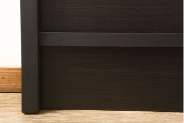 アンティーク風ヘッドボードを新規製作!オークとナラ材を使用し、お手持ちのベッドフレームにサイズを合わせ、ご希望の装飾やデザインを施し、濃い茶色に着色。(シングルベッド)