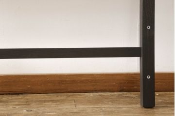 アンティーク風ヘッドボードを新規製作!オークとナラ材を使用し、お手持ちのベッドフレームにサイズを合わせ、ご希望の装飾やデザインを施し、濃い茶色に着色。(シングルベッド)