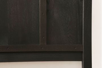アンティーク風ヘッドボードを新規製作!オークとナラ材を使用し、お手持ちのベッドフレームにサイズを合わせ、ご希望の装飾やデザインを施し、濃い茶色に着色。(シングルベッド)