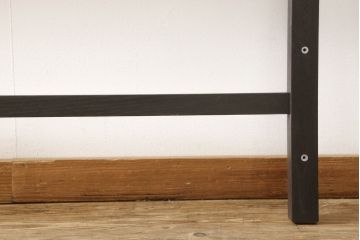 アンティーク風ヘッドボードを新規製作!オークとナラ材を使用し、お手持ちのベッドフレームにサイズを合わせ、ご希望の装飾やデザインを施し、濃い茶色に着色。(シングルベッド)