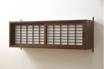 壁掛け戸棚を4台新規製作!当店のオリジナル家具を参考に、建具は障子入りの格子引き戸で、内部棚板は可動式の仕様で。色味は参考商品と同様に着色。(ウォールシェルフ、吊り戸棚)