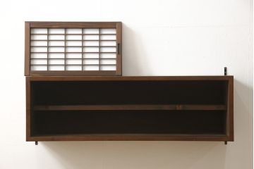 壁掛け戸棚を4台新規製作!当店のオリジナル家具を参考に、建具は障子入りの格子引き戸で、内部棚板は可動式の仕様で。色味は参考商品と同様に着色。(ウォールシェルフ、吊り戸棚)