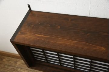 壁掛け戸棚を4台新規製作!当店のオリジナル家具を参考に、建具は障子入りの格子引き戸で、内部棚板は可動式の仕様で。色味は参考商品と同様に着色。(ウォールシェルフ、吊り戸棚)