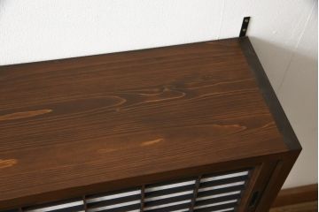 壁掛け戸棚を4台新規製作!当店のオリジナル家具を参考に、建具は障子入りの格子引き戸で、内部棚板は可動式の仕様で。色味は参考商品と同様に着色。(ウォールシェルフ、吊り戸棚)