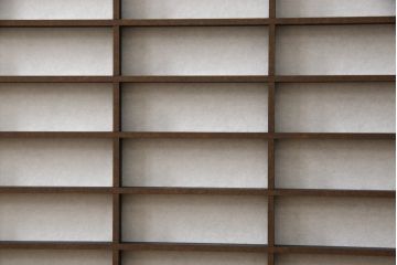 壁掛け戸棚を4台新規製作!当店のオリジナル家具を参考に、建具は障子入りの格子引き戸で、内部棚板は可動式の仕様で。色味は参考商品と同様に着色。(ウォールシェルフ、吊り戸棚)