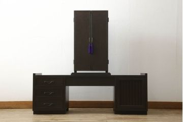 引き出し付き三面鏡を新規製作!さまざまなサイズの引き出しを設け、全体的に重厚感があり角張った印象のデザイン。色味は濃い茶色に着色して仕上げ。(ドレッサー、鏡台、ミラー、化粧台、引き出し)