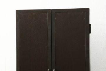 引き出し付き三面鏡を新規製作!さまざまなサイズの引き出しを設け、全体的に重厚感があり角張った印象のデザイン。色味は濃い茶色に着色して仕上げ。(ドレッサー、鏡台、ミラー、化粧台、引き出し)