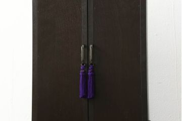 引き出し付き三面鏡を新規製作!さまざまなサイズの引き出しを設け、全体的に重厚感があり角張った印象のデザイン。色味は濃い茶色に着色して仕上げ。(ドレッサー、鏡台、ミラー、化粧台、引き出し)
