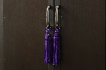 引き出し付き三面鏡を新規製作!さまざまなサイズの引き出しを設け、全体的に重厚感があり角張った印象のデザイン。色味は濃い茶色に着色して仕上げ。(ドレッサー、鏡台、ミラー、化粧台、引き出し)
