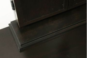 引き出し付き三面鏡を新規製作!さまざまなサイズの引き出しを設け、全体的に重厚感があり角張った印象のデザイン。色味は濃い茶色に着色して仕上げ。(ドレッサー、鏡台、ミラー、化粧台、引き出し)