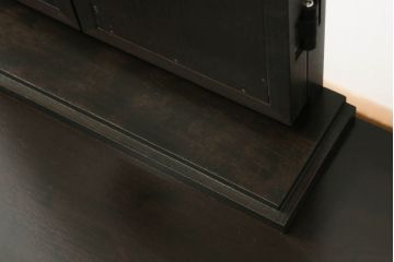 引き出し付き三面鏡を新規製作!さまざまなサイズの引き出しを設け、全体的に重厚感があり角張った印象のデザイン。色味は濃い茶色に着色して仕上げ。(ドレッサー、鏡台、ミラー、化粧台、引き出し)