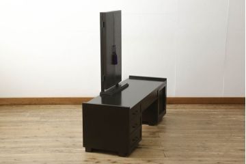 引き出し付き三面鏡を新規製作!さまざまなサイズの引き出しを設け、全体的に重厚感があり角張った印象のデザイン。色味は濃い茶色に着色して仕上げ。(ドレッサー、鏡台、ミラー、化粧台、引き出し)