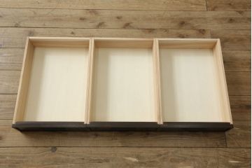 引き出し付き三面鏡を新規製作!さまざまなサイズの引き出しを設け、全体的に重厚感があり角張った印象のデザイン。色味は濃い茶色に着色して仕上げ。(ドレッサー、鏡台、ミラー、化粧台、引き出し)