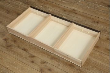 引き出し付き三面鏡を新規製作!さまざまなサイズの引き出しを設け、全体的に重厚感があり角張った印象のデザイン。色味は濃い茶色に着色して仕上げ。(ドレッサー、鏡台、ミラー、化粧台、引き出し)