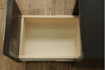 引き出し付き三面鏡を新規製作!さまざまなサイズの引き出しを設け、全体的に重厚感があり角張った印象のデザイン。色味は濃い茶色に着色して仕上げ。(ドレッサー、鏡台、ミラー、化粧台、引き出し)