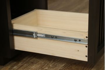 引き出し付き三面鏡を新規製作!さまざまなサイズの引き出しを設け、全体的に重厚感があり角張った印象のデザイン。色味は濃い茶色に着色して仕上げ。(ドレッサー、鏡台、ミラー、化粧台、引き出し)