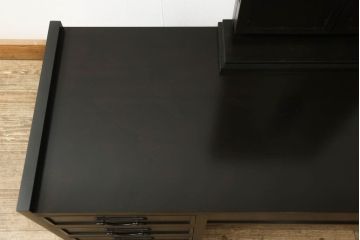 引き出し付き三面鏡を新規製作!さまざまなサイズの引き出しを設け、全体的に重厚感があり角張った印象のデザイン。色味は濃い茶色に着色して仕上げ。(ドレッサー、鏡台、ミラー、化粧台、引き出し)