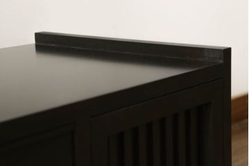 引き出し付き三面鏡を新規製作!さまざまなサイズの引き出しを設け、全体的に重厚感があり角張った印象のデザイン。色味は濃い茶色に着色して仕上げ。(ドレッサー、鏡台、ミラー、化粧台、引き出し)