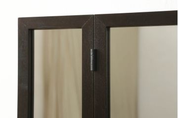 引き出し付き三面鏡を新規製作!さまざまなサイズの引き出しを設け、全体的に重厚感があり角張った印象のデザイン。色味は濃い茶色に着色して仕上げ。(ドレッサー、鏡台、ミラー、化粧台、引き出し)