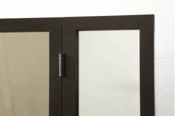 引き出し付き三面鏡を新規製作!さまざまなサイズの引き出しを設け、全体的に重厚感があり角張った印象のデザイン。色味は濃い茶色に着色して仕上げ。(ドレッサー、鏡台、ミラー、化粧台、引き出し)
