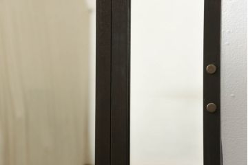 引き出し付き三面鏡を新規製作!さまざまなサイズの引き出しを設け、全体的に重厚感があり角張った印象のデザイン。色味は濃い茶色に着色して仕上げ。(ドレッサー、鏡台、ミラー、化粧台、引き出し)