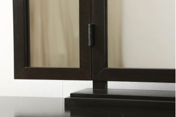 引き出し付き三面鏡を新規製作!さまざまなサイズの引き出しを設け、全体的に重厚感があり角張った印象のデザイン。色味は濃い茶色に着色して仕上げ。(ドレッサー、鏡台、ミラー、化粧台、引き出し)