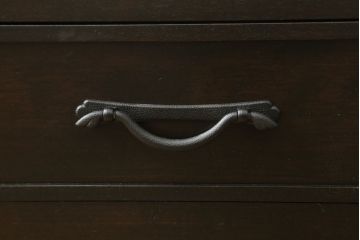 引き出し付き三面鏡を新規製作!さまざまなサイズの引き出しを設け、全体的に重厚感があり角張った印象のデザイン。色味は濃い茶色に着色して仕上げ。(ドレッサー、鏡台、ミラー、化粧台、引き出し)