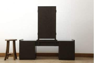 引き出し付き三面鏡を新規製作!さまざまなサイズの引き出しを設け、全体的に重厚感があり角張った印象のデザイン。色味は濃い茶色に着色して仕上げ。(ドレッサー、鏡台、ミラー、化粧台、引き出し)