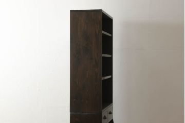 本棚を新規製作!当店のオリジナル家具を参考にご希望のサイズで製作。上下段に分けても使用できる仕様で、上段には可動式の棚板を3枚設置、引き出しの引手には丸かぶせを採用。同時購入された北海道民芸の食器棚と色味を合わせて濃い茶色に着色。(収納棚、ブックシェルフ、ウッドシェルフ、引き出し)