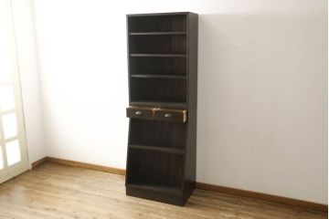 本棚を新規製作!当店のオリジナル家具を参考にご希望のサイズで製作。上下段に分けても使用できる仕様で、上段には可動式の棚板を3枚設置、引き出しの引手には丸かぶせを採用。同時購入された北海道民芸の食器棚と色味を合わせて濃い茶色に着色。(収納棚、ブックシェルフ、ウッドシェルフ、引き出し)