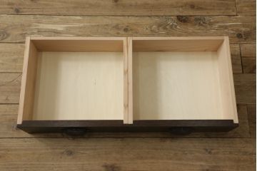 本棚を新規製作!当店のオリジナル家具を参考にご希望のサイズで製作。上下段に分けても使用できる仕様で、上段には可動式の棚板を3枚設置、引き出しの引手には丸かぶせを採用。同時購入された北海道民芸の食器棚と色味を合わせて濃い茶色に着色。(収納棚、ブックシェルフ、ウッドシェルフ、引き出し)