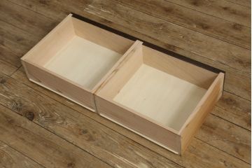 本棚を新規製作!当店のオリジナル家具を参考にご希望のサイズで製作。上下段に分けても使用できる仕様で、上段には可動式の棚板を3枚設置、引き出しの引手には丸かぶせを採用。同時購入された北海道民芸の食器棚と色味を合わせて濃い茶色に着色。(収納棚、ブックシェルフ、ウッドシェルフ、引き出し)