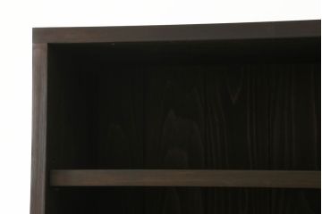 本棚を新規製作!当店のオリジナル家具を参考にご希望のサイズで製作。上下段に分けても使用できる仕様で、上段には可動式の棚板を3枚設置、引き出しの引手には丸かぶせを採用。同時購入された北海道民芸の食器棚と色味を合わせて濃い茶色に着色。(収納棚、ブックシェルフ、ウッドシェルフ、引き出し)