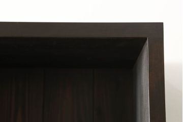 本棚を新規製作!当店のオリジナル家具を参考にご希望のサイズで製作。上下段に分けても使用できる仕様で、上段には可動式の棚板を3枚設置、引き出しの引手には丸かぶせを採用。同時購入された北海道民芸の食器棚と色味を合わせて濃い茶色に着色。(収納棚、ブックシェルフ、ウッドシェルフ、引き出し)